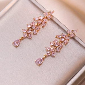 Boucles d'oreilles feuilles dorées avec zircons roses en poire pour tenue de soirée