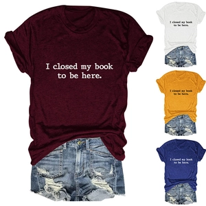 Détail du t-shirt bordeaux à col rond avec le slogan 'I closed my book to be here'