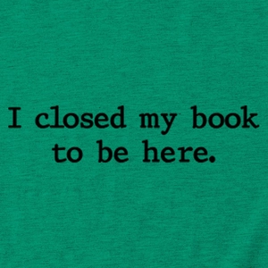 Détail du tissu chiné vert foncé avec impression 'I closed my book to be here' sur le T-shirt