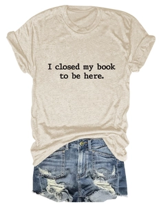 T-shirt beige à message et short en jean vieilli présentés à plat sur fond blanc
