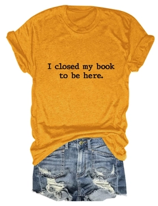 Détail du t-shirt jaune avec texte imprimé et short en jean bleu avec bords effilochés