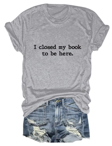 Détail du T-shirt gris à col rond avec slogan et short en jean bleu délavé usé