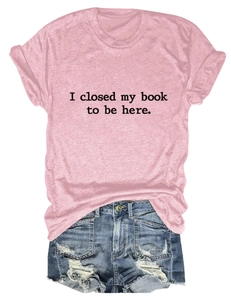T-shirt rose avec texte et short en jean déchiré présentés à plat sur fond blanc