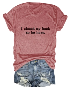 Gros plan d'un t-shirt rouge à slogan et d'un short en jean usé avec franges