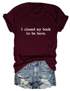 T-shirt bordeaux à slogan et short en jean vieilli posés à plat sur fond blanc