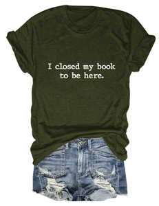 Détail d'un t-shirt vert foncé avec texte blanc et short en jean bleu pour un look décontracté