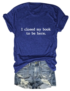 T-shirt bleu marine avec texte blanc et short en jean bleu clair délavé à plat