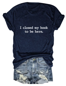 T-shirt bleu marine avec slogan 'I closed my book' et short en jean à plat