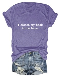 Détail du t-shirt violet avec texte et du short en jean effiloché pour femmes