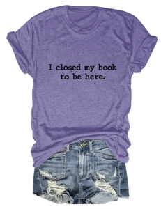 Détail du t-shirt texturé violet avec inscription et short en jean bleu déchiré