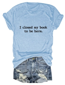 T-shirt bleu avec citation et short en jean vieilli posés à plat sur fond blanc