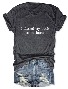 T-shirt anthracite avec slogan imprimé et short en jean assorti en vue à plat chic