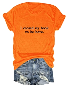 Détail d'un t-shirt orange avec texte imprimé et son short en jean bleu assorti