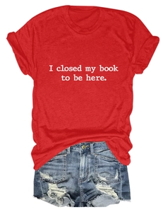 T-shirt rouge en coton imprimé et short en jean bleu délavé avec détails usés en set