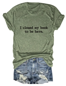 Détail du t-shirt vert armée à col rond avec texte et short en jean bleu déchiré