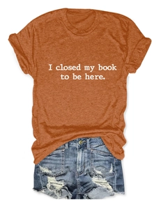 Détail du t-shirt orange avec texte et du short en jean déchiré pour femme en set