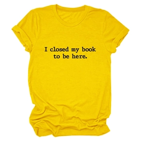T-shirt jaune avec slogan 'I closed my book to be here' et détails de manches retroussées