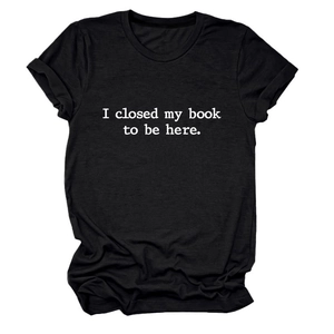 Détail du texte 'I closed my book to be here' sur un t-shirt noir en coton