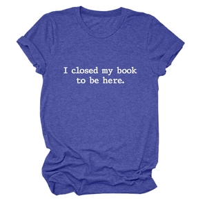 Détail d'un t-shirt à col rond et manches courtes bleu chiné avec slogan blanc