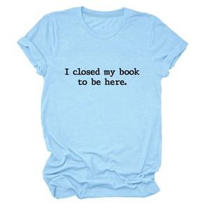 T-shirt bleu clair à col rond et manches retroussées avec texte I closed my book
