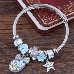 Silbernes Stahldraht-Perlenarmband mit Liebesstern, Emaille-Blume und Kristallschleife