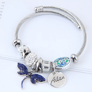 Bracelet tressé argenté avec pendentif libellule, perles florales et breloques émail