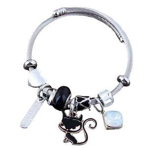 Bracciale a fune d'argento con ciondolo a gatto nero e dettaglio in pietra preziosa
