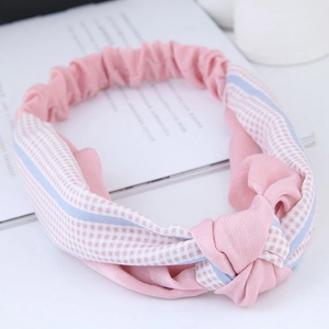 Roze en wit geruite gedraaide hoofdband met elastische achterkant voor dames op wit decor