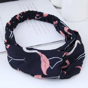 Detailansicht des schwarzen Stirnbands mit rosa Flamingo-Print und Knotendesign