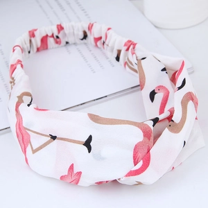 Detail eines weißen Haarbands mit Flamingomuster, Knotendesign und Gummizug