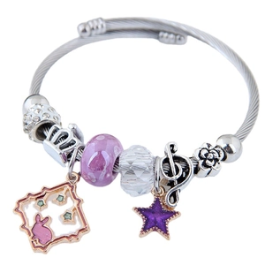 Silbernes Bettelarmband mit lila Hase, Stern, Musiknote und LOVE-Anhängern auf weißem Grund
