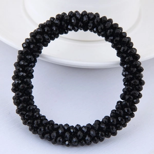 Détail de perles en cristal noir facettées sur un bracelet extensible poli et chic