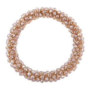 Bracelet multi-rangs en perles de cristal champagne avec un éclat facetté sur fond blanc