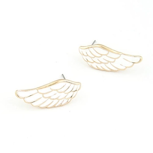Élégantes boucles d'oreilles ailes dorées avec émail blanc sur fond blanc épuré