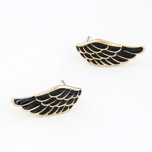 Boucles d'oreilles élégantes en forme d'ailes avec bords dorés et texture plume noire