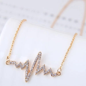 Collier élégant en or 18 carats avec pendentif battement de cœur et zircons scintillants