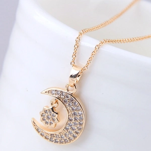 Collier élégant en or avec pendentif lune et étoile orné de zircons cubiques brillants