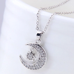 Détail macro du collier S925 en argent avec pendentif lune, étoile et oxydes de zirconium