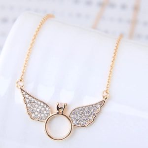 Collier élégant ailes d'ange dorées avec pendentif en zircon carré sur support en céramique