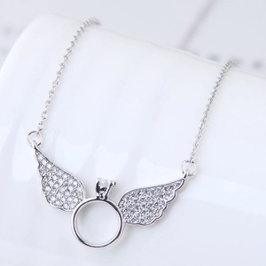Élégant collier ailes d'ange en argent S925 avec un zircon central scintillant et détails