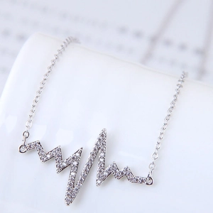 Vue rapprochée du collier pendentif battement de coeur en argent serti de zircones