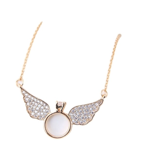 Collier élégant ailes d'ange dorées avec zircons et centre en nacre blanche