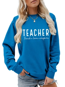 Detail des hellblauen Lehrer-Sweatshirts mit Teach love inspire Aufdruck in Weiß