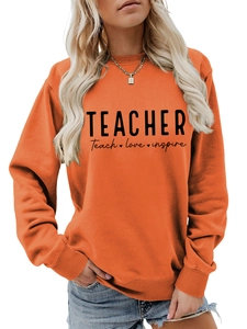 Detail eines orangen Sweatshirts mit Teacher Teach Love Inspire Druck und Rippbündchen am Ärmel