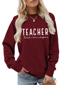 Detailansicht des weißen Teacher-Aufdrucks auf dem weinroten Rundhals-Sweatshirt für Damen