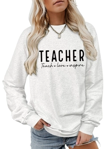 Detailansicht des Teacher Teach Love Inspire Aufdrucks auf grauem Sweatshirt