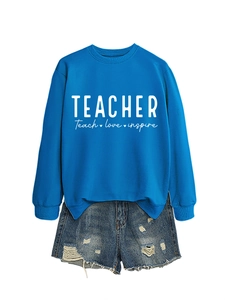Detail von blauem Sweatshirt mit Teacher Teach Love Aufdruck und Jeansshorts mit Rissen