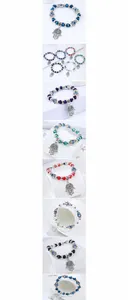 Detail van Hamsa-handarmbanden met kleurrijke kristallen kralen en boze oog bedeltjes