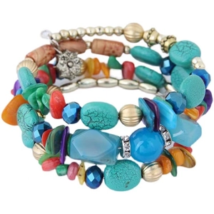 Détail d'un bracelet bohème multicouche avec turquoise, cristaux et pendentif fleur