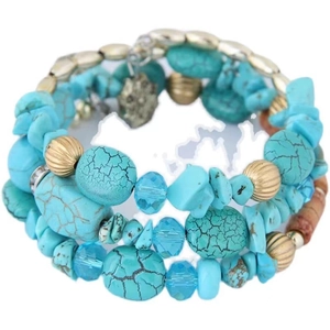 Détail du bracelet bohème multicouche avec pierres turquoise et perles dorées
